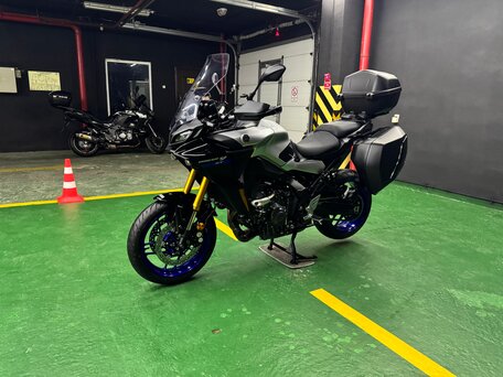 2021 Yamaha MT-09 Tracer (FJ-09), серебристый, 1525000 рублей, вид 4