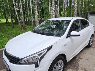 2021 Kia Rio IV Рестайлинг, белый, 1680000 рублей, вид 1