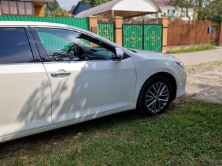 2017 Toyota Camry VII (XV50) Рестайлинг, белый, 2400000 рублей, вид 3