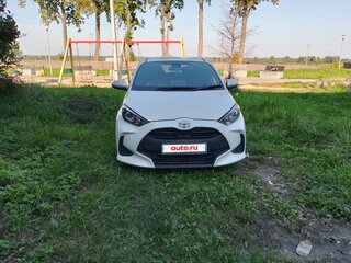 2020 Toyota Yaris IV, белый, 1250000 рублей, вид 1