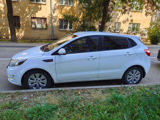 2013 Kia Rio 5-speed III, белый, 690000 рублей, вид 3