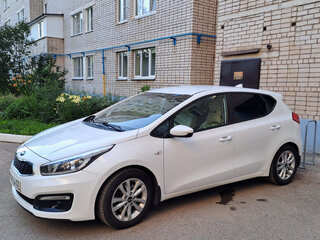 2017 Kia Ceed II Рестайлинг, белый, 1400000 рублей, вид 1