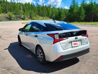 2019 Toyota Prius IV Рестайлинг (XW50), серебристый, 1700000 рублей, вид 5