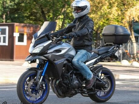 2015 Yamaha MT-09 Tracer (FJ-09), серебристый, 600000 рублей, вид 3