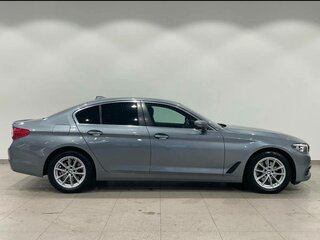 2017 BMW 5 серии 520i VII (G30/G31/G38), серый, 3000000 рублей, вид 4