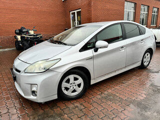 2010 Toyota Prius III (XW30), серебристый, 1010000 рублей, вид 1