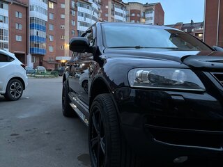 2006 Volkswagen Touareg I, чёрный, 1555555 рублей, вид 4