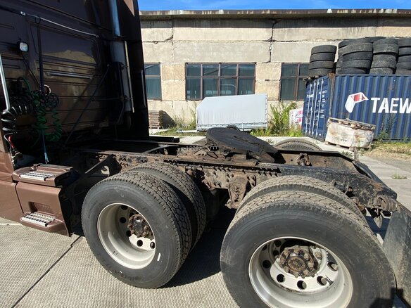2002 Volvo VNL, коричневый, 3000000 рублей - вид 6