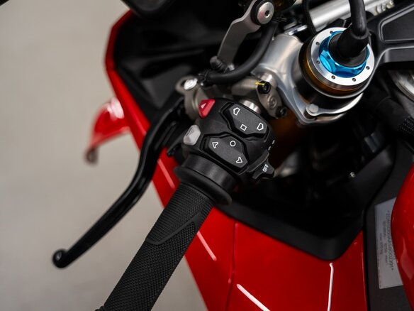 2024 Ducati Panigale V4, красный, 5299000 рублей - вид 13