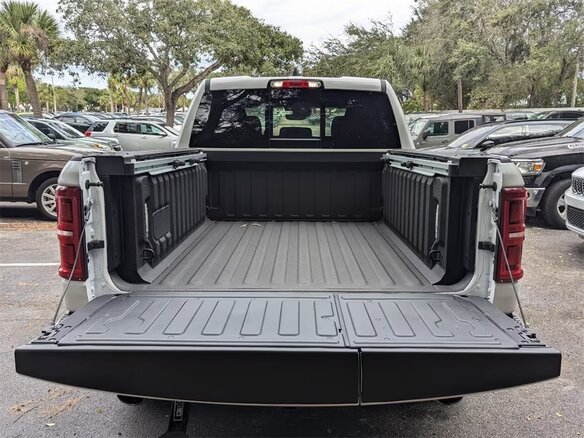 2025 Ram 1500 Crew Cab V Рестайлинг, серебристый, 10134960 рублей - вид 5