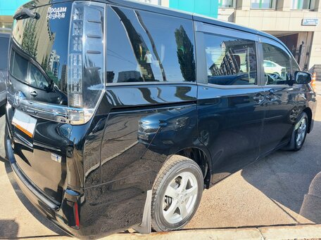 2017 Toyota Voxy III (R80) Рестайлинг, чёрный, 1790000 рублей, вид 4