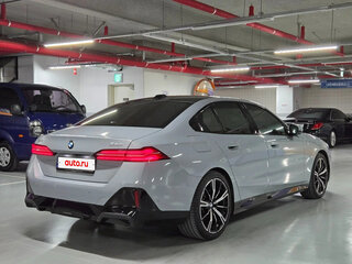 2025 BMW 5 серии 530i xDrive VIII (G60/G61/G68), серый, 7880000 рублей, вид 5