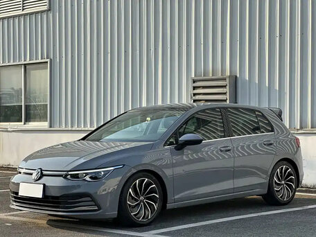 2022 Volkswagen Golf VIII, серый, 1650000 рублей, вид 1