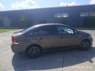 2016 Volkswagen Polo V Рестайлинг, коричневый, 999000 рублей, вид 4