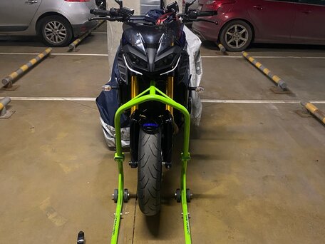 2019 Yamaha MT-09 (FZ-09), серебристый, 1050000 рублей, вид 2