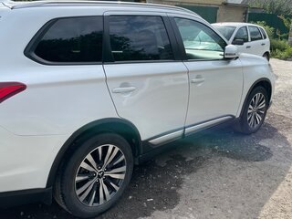 2019 Mitsubishi Outlander III Рестайлинг 3, белый, 2550000 рублей, вид 4
