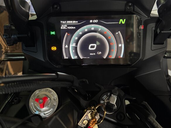 2024 CFMoto 700MT, чёрный - вид 3