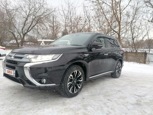 2017 Mitsubishi Outlander PHEV III Рестайлинг 2, чёрный, 2600000 рублей - вид 1