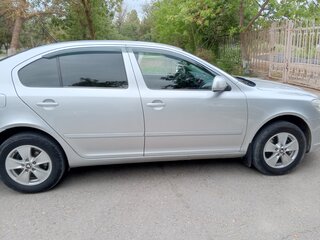 2011 Skoda Octavia II (A5) Рестайлинг, серебристый, 1100000 рублей, вид 2