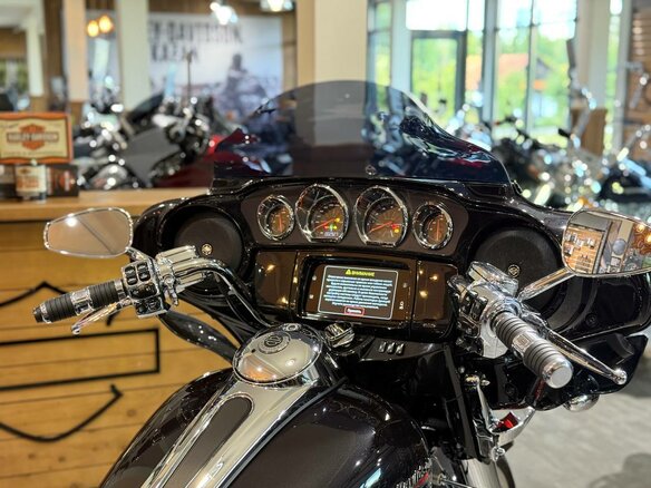 2020 Harley-Davidson CVO Tri Glide, чёрный, 7350000 рублей - вид 20