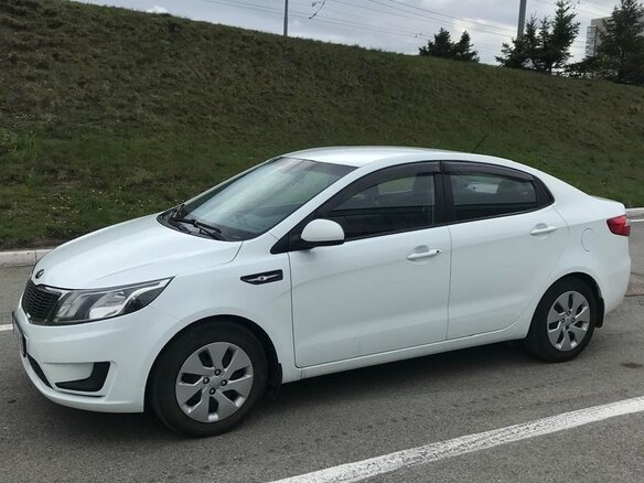 2015 Kia Rio III Рестайлинг, белый, 1000000 рублей - вид 3