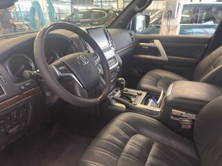 2020 Toyota Land Cruiser 200 Series Рестайлинг 2, чёрный, 8300000 рублей, вид 4