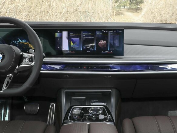 2025 BMW 7 серии 740i xDrive VII (G70), красный, 16760000 рублей - вид 11