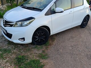 2012 Toyota Vitz III (XP130), белый, 720000 рублей, вид 2