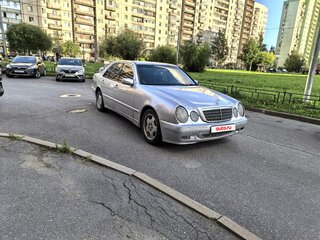 2001 Mercedes-Benz E-Класс 220 II (W210, S210) Рестайлинг, серебристый, 240000 рублей, вид 2