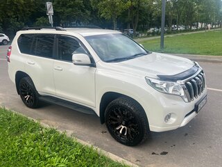 2017 Toyota Land Cruiser Prado 150 Series Рестайлинг 1, белый, 4900000 рублей, вид 4