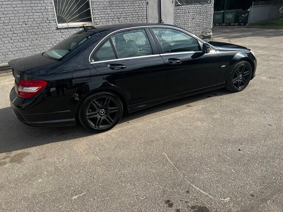 2011 Mercedes-Benz C-Класс 180 BlueEFFICIENCY III (W204), чёрный, 1207016 рублей - вид 1