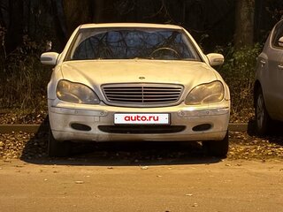 2001 Mercedes-Benz S-Класс 320 IV (W220), белый, 650000 рублей, вид 1