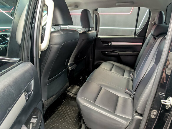 2017 Toyota Hilux VIII, чёрный - вид 12