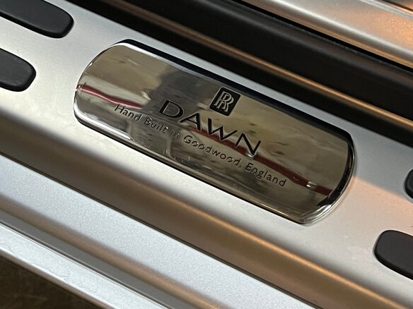 2017 Rolls-Royce Dawn, серебристый, 29990000 рублей - вид 24