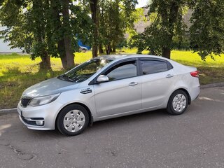 2016 Kia Rio III Рестайлинг, серебристый, 600000 рублей, вид 3