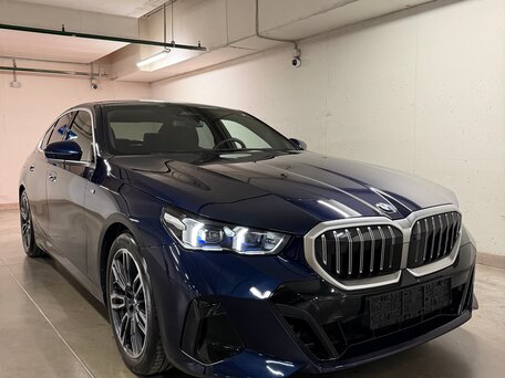 2023 BMW 5 серии 520d xDrive VIII (G60/G61/G68), синий, 6850000 рублей, вид 2