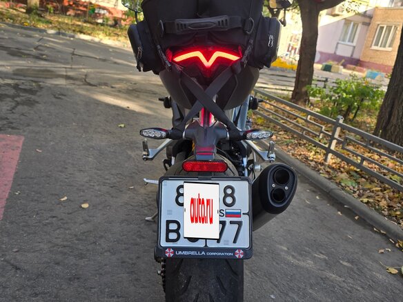 2021 Triumph Speed Triple, серый, 900000 рублей - вид 2