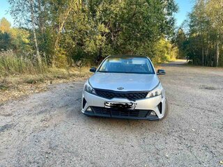 2020 Kia Rio IV, серебристый, 1050000 рублей, вид 2