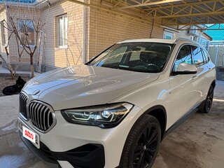 2020 BMW X1 Long 20Li sDrive II (F48) Рестайлинг, белый, 3090000 рублей, вид 2