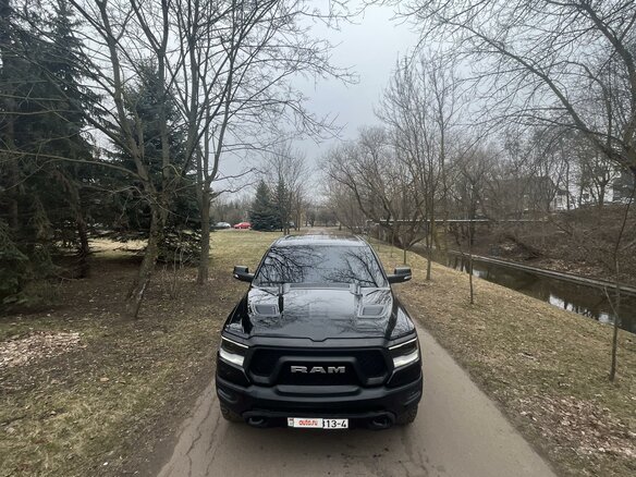 2020 Ram 1500 Crew Cab V, чёрный, 5100000 рублей