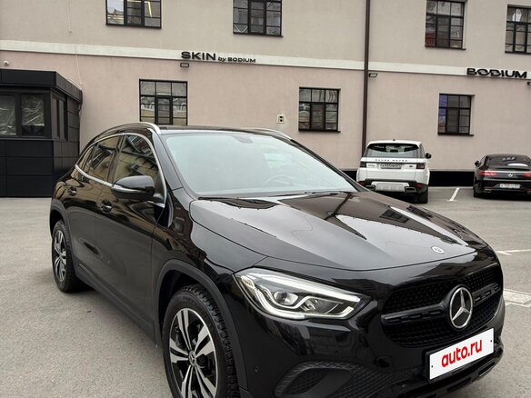 2021 Mercedes-Benz GLA 200 II (H247), чёрный, 3610000 рублей - вид 1