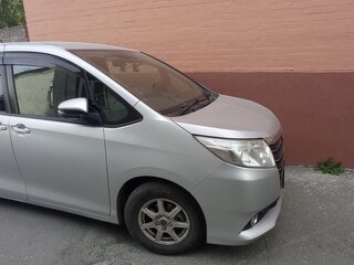 2016 Toyota Noah III (R80), серый, 1750000 рублей, вид 2