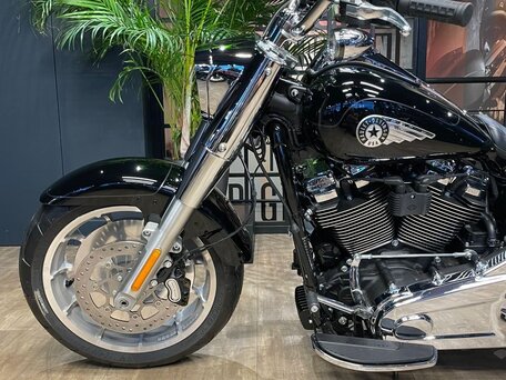 2025 Harley-Davidson Fat Boy, чёрный, 3850000 рублей, вид 2