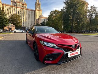2021 Toyota Camry VIII (XV70) Рестайлинг, красный, 3990000 рублей, вид 2