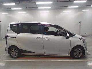 2016 Toyota Sienta II, серебристый, 950000 рублей, вид 3