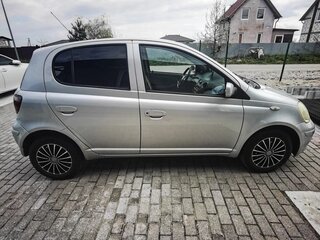2004 Toyota Yaris I Рестайлинг, серебристый, 433000 рублей, вид 4