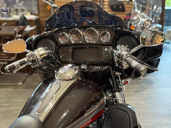 2020 Harley-Davidson CVO Tri Glide, чёрный, 7350000 рублей - вид 2