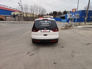 2014 Ford Galaxy II Рестайлинг, белый, 450000 рублей, вид 3