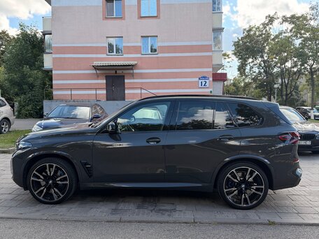 2024 BMW X5 M60i IV (G05/G18) Рестайлинг, серый, 11990000 рублей, вид 2