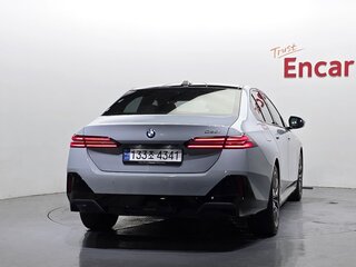 2024 BMW 5 серии 520i VIII (G60/G61/G68), серебристый, 6226138 рублей, вид 4